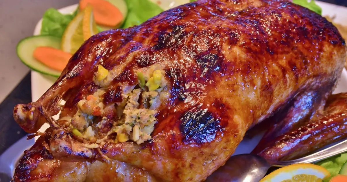 Magret au four parfaitement cuit avec une peau dorée et croustillante, accompagné de légumes rôtis.